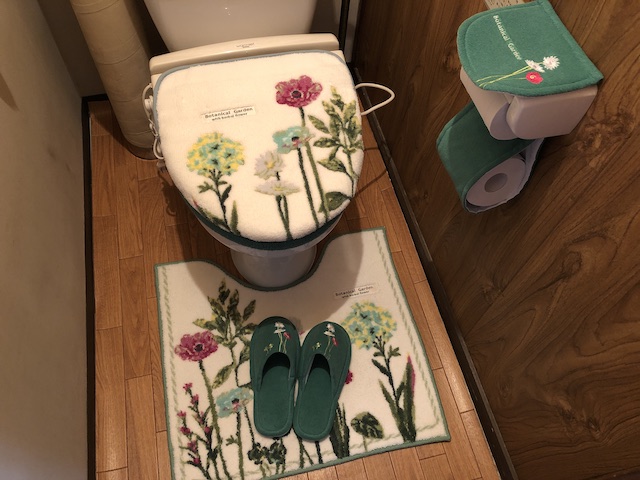 蓋がない　トイレ